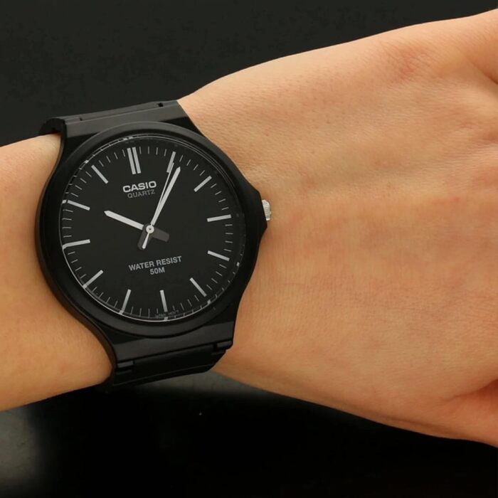 Наручний кварцовий годинник Casio Collection унісекс з полімерним ремінцем, чорно-сріблястий