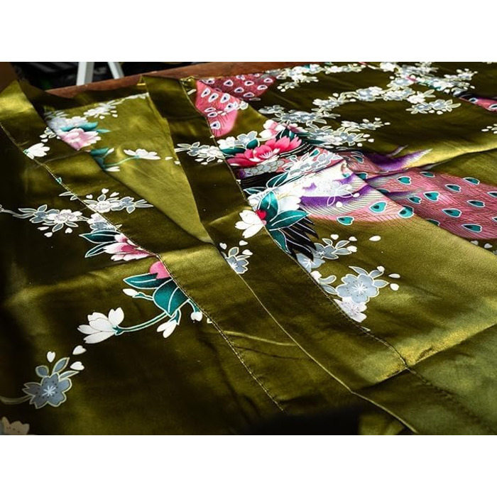 Халат жіночий CCcollections з атласу з принтом павича, V-подібний виріз, 3/4 рукав, оливковий зелений (універсальний)