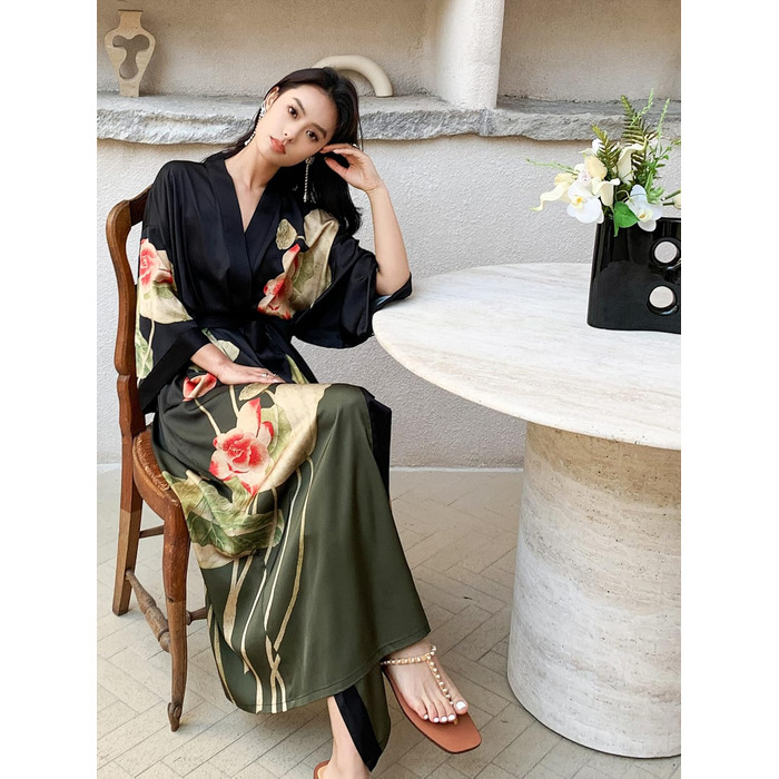 Жіночий халат-кімоно з довгим рукавом з атласу, квітковий принт, чорний градієнт - Lotus