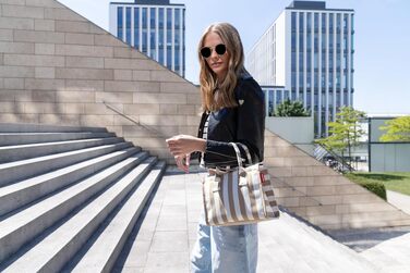 Жіноча сумка-кросбоді reisenthel daily shopper XS прямокутна, колір Summerstripes Coffee