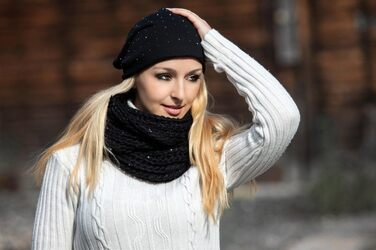 Жіноча шапка-біні styleBREAKER зі стразами та заклепками, світло-сіра меланж, універсальний розмір (до 59 см)