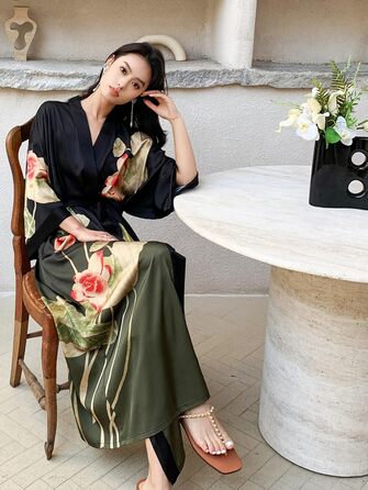 Жіночий халат-кімоно з довгим рукавом з атласу, квітковий принт, чорний градієнт - Lotus