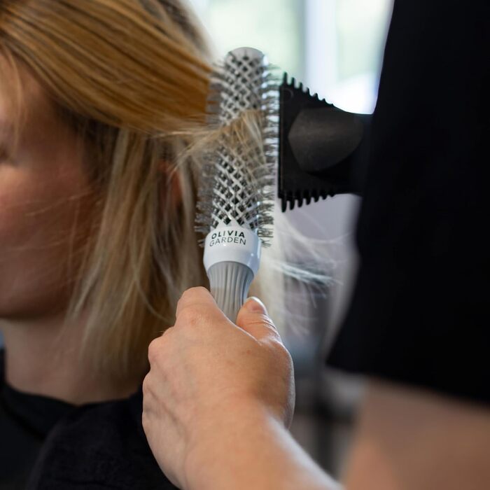 Керамічна кругла щітка для волосся Olivia Garden Expert Blowout Speed 25 мм, біло-сіра — для швидкого створення об'єму та укладки